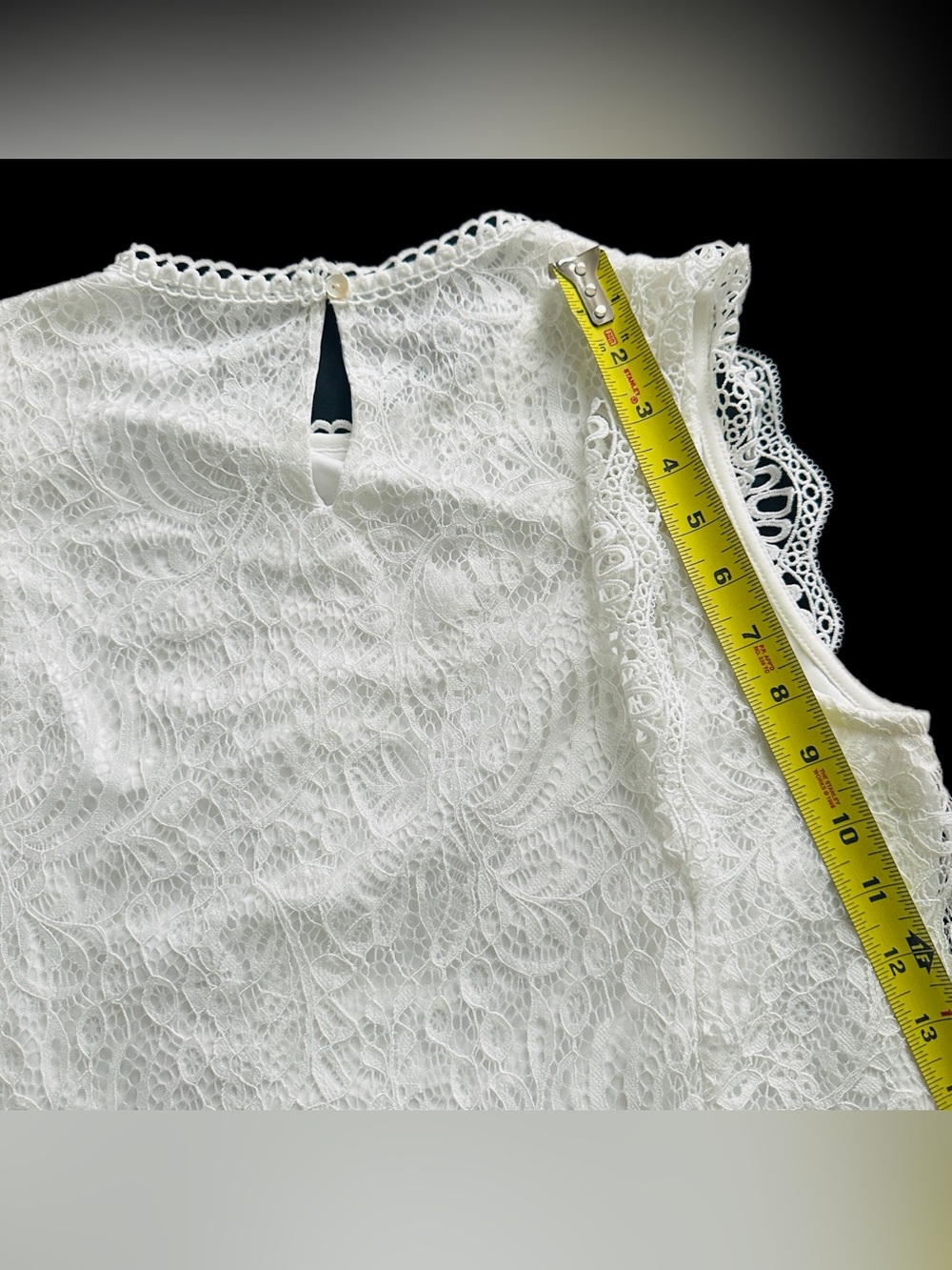 Cable & Gauge White lace blouse with floral embroidery and scalloped edges - Picture 8 of 11